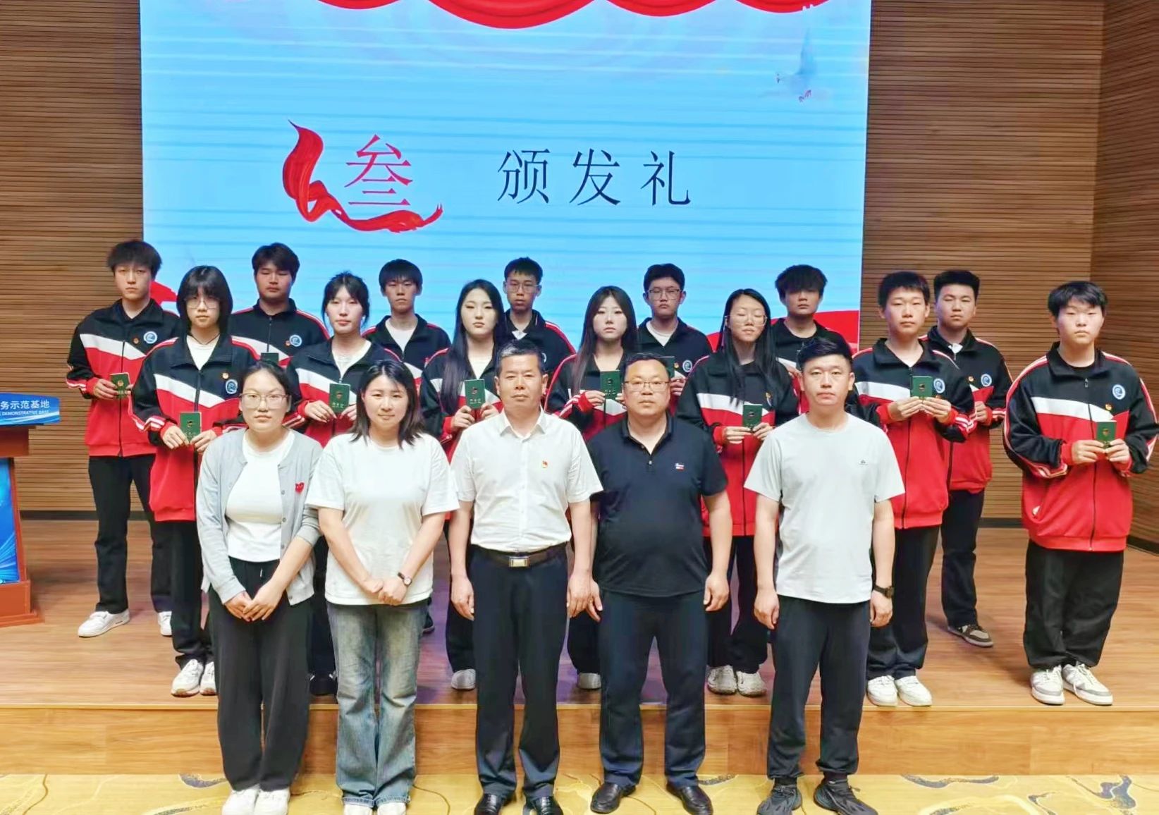 凝聚青春力量 谱写时代新篇——新团员入团仪式在我校顺利举行