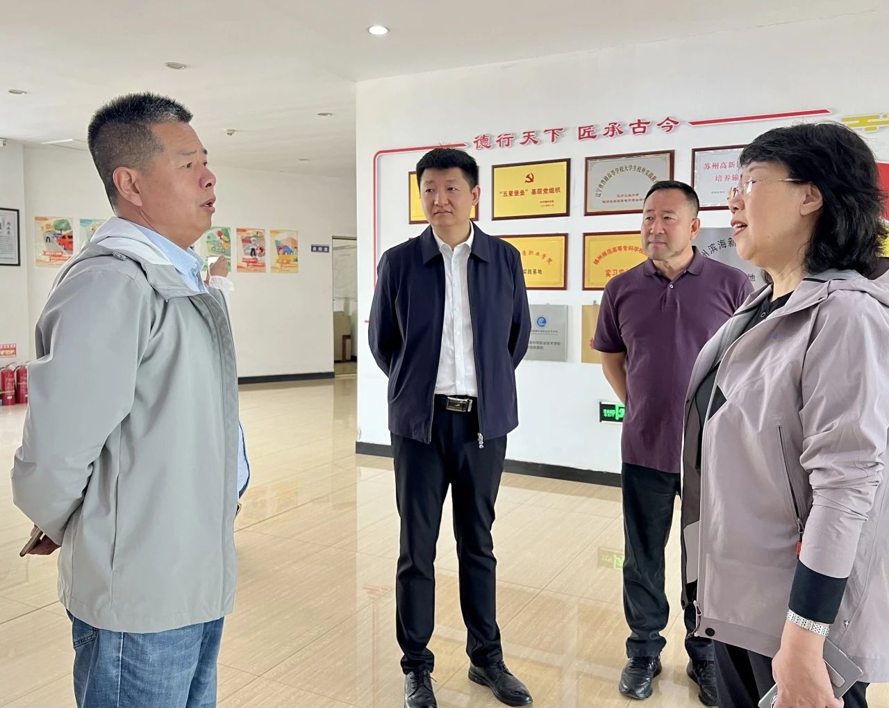 锦州市中医院院领导一行到访我校参观交流