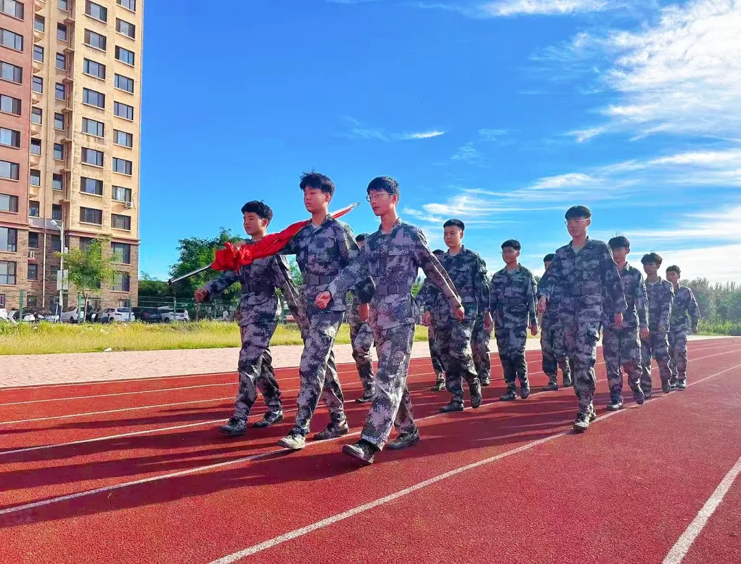 传承红色基因 弘扬爱国精神——我校举行新学期第一次升旗仪式！