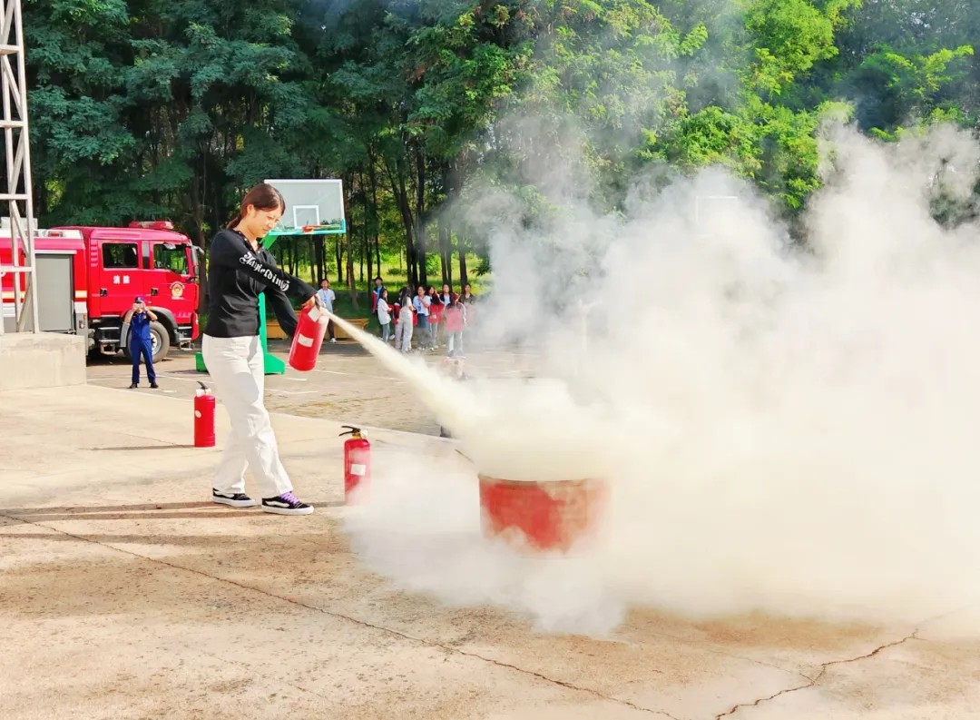 筑牢安全防线 守护校园平安——我校开展消防应急演练活动