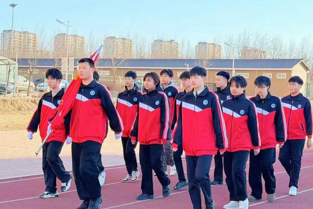 英雄永不落幕  青春勇担使命——我校举行新学期第一次升旗仪式暨学雷锋主题教育活动