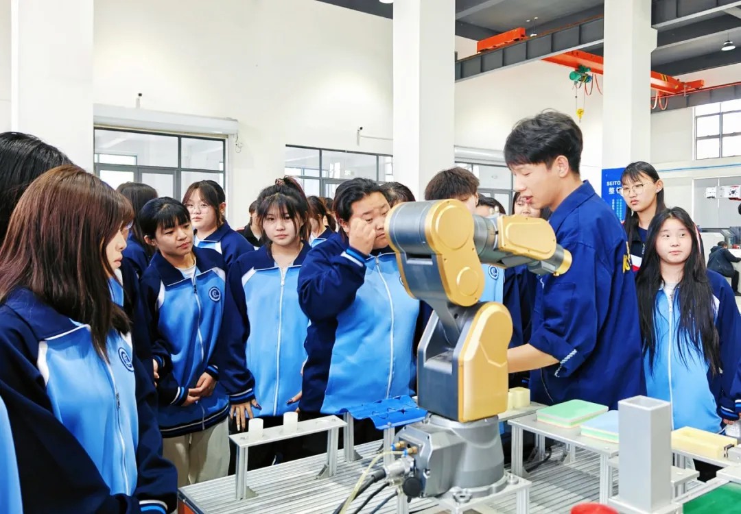 以研学拓眼界  以实践明初心——职教周研学参观系列活动